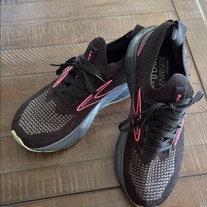 Brooks Black and Pink Athletic Shoes with Modern Design (Levitate Stealthfit 6)